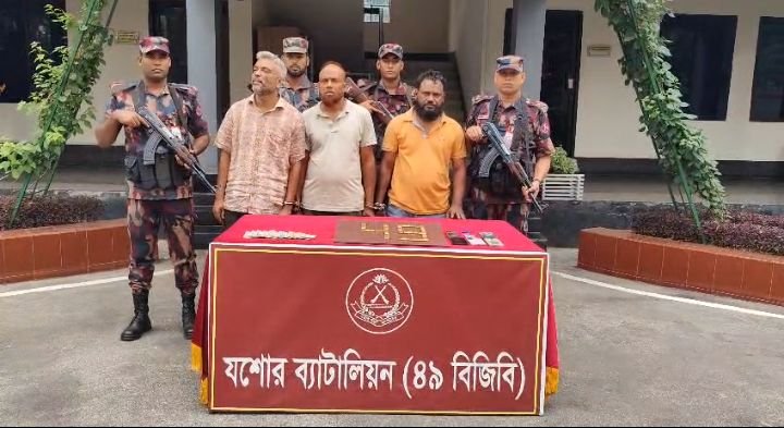 যশোরে প্রায় সাড়ে ৬ কোটি টাকার স্বর্ণের বারসহ তিন চোরাকারবারী আটক