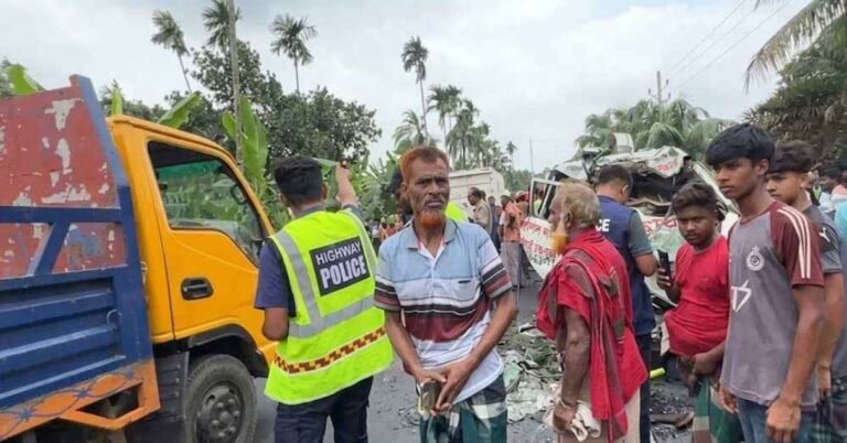 ফরিদপুরে বাস-অ্যাম্বুলেন্স সংঘর্ষ, নিহত ৫