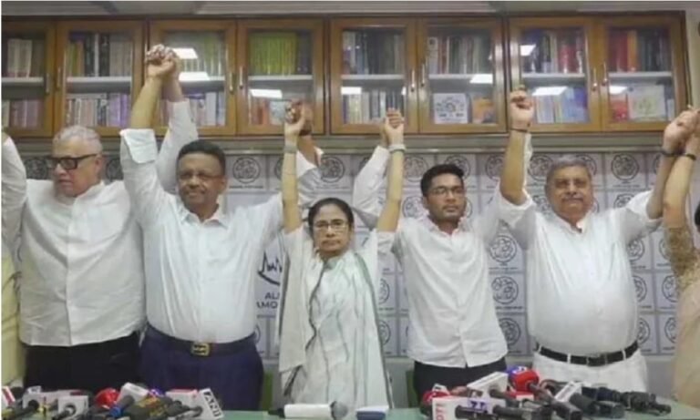 পদত্যাগ করবেন না মমতা, কলকাতায় উত্তেজনা
