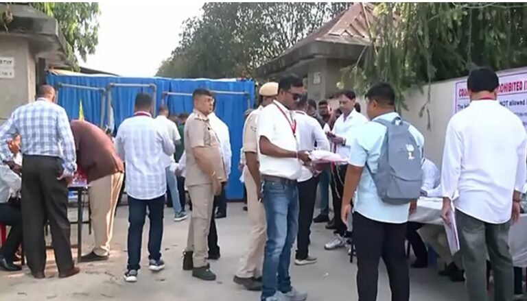 পশ্চিমবঙ্গে বিজেপি অনেকটাই এগিয়ে, ভোট গণনা চলছে