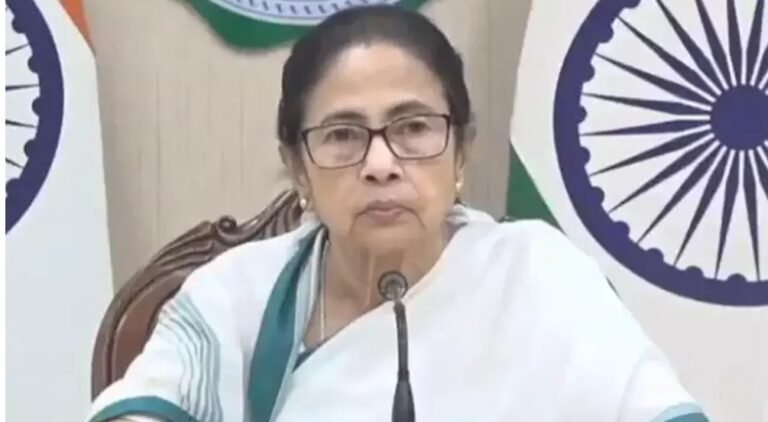 নজিরবিহীন সাংবিধানিক সংকটে পশ্চিমবঙ্গ, কী করবেন মমতা?