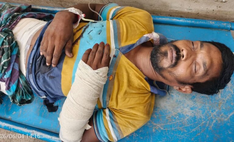 টাকা চাওয়াকে কেন্দ্র করে ঝিকরগাছায় দা’র কোপে যুবক আহত