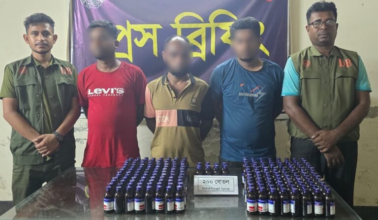 যশোরে ডিবির অভিযানে ২০০ বোতল এসকাফ কফ সিরাপসহ ৩ মাদক কারবারি আটক
