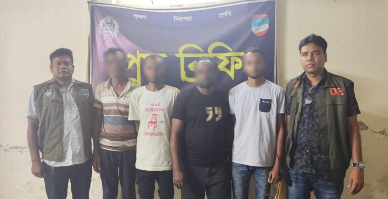 যশোরে সংঘবদ্ধ গাড়ি চোর চক্রের ৪ সদস্য আটক, উদ্ধার ট্রাক ও পিকআপ