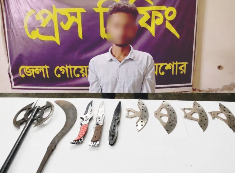 যশোরে ডিবির অভিযানে দেশীয় অস্ত্রসহ আটক ১