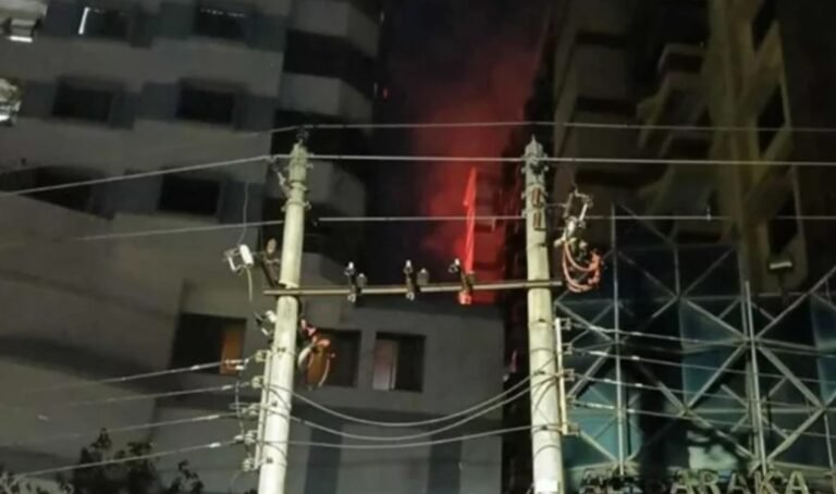 রাজধানীতে বহুতল ভবনের আগুনে দুই তরুণ নিহত