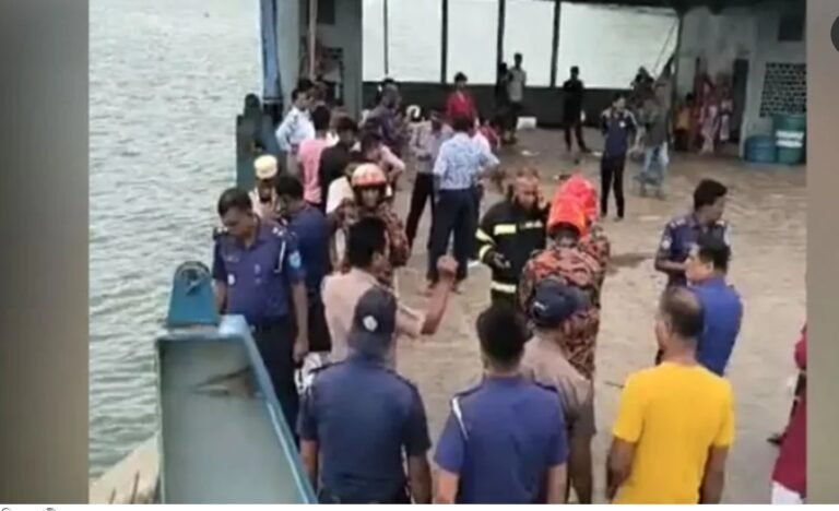 আবারও দৌলতদিয়া ঘাটে যাত্রীবাহী বাস ডুবি