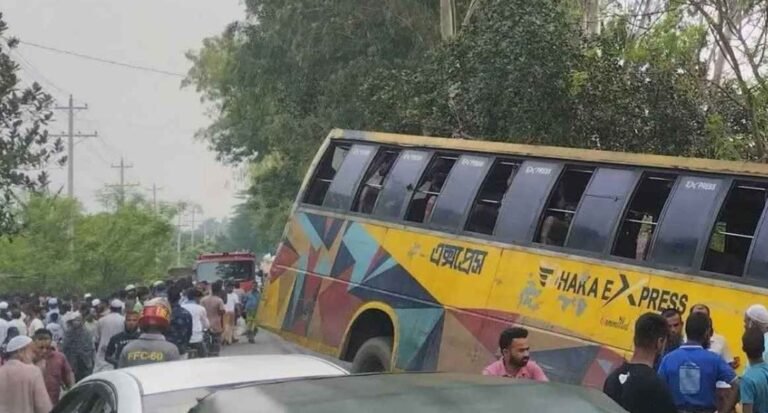 সিরাজগঞ্জে বাসচাপায় প্রাণ গেল মা-বাবার, হাসপাতালে মেয়ে