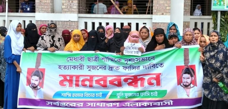 যশোরে স্ত্রী হত্যা মামলার আসামি সুজনকে আদালতে ডিম নিক্ষেপ, ফাঁসির দাবিতে বিক্ষোভ