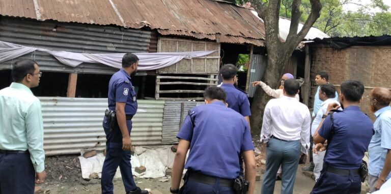 যশোর আদালত চত্বরে অবৈধ স্থাপনা পরিদর্শন, স্ট্যাম্প ঘরের পেছনে মিলল ফেনসিডিলের বোতল