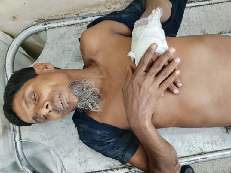 অভয়নগরে বাড়ি ফেরার পথে কুপিয়ে জখম, যশোরে জেনারেল হাসপাতালে ভর্তি