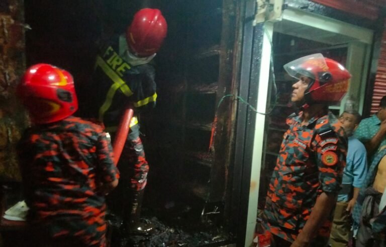 যশোরে ফেন্সি মার্কেটে আগুনে তিন দোকান পুড়ে ছাই,ক্ষতি অর্ধকোটি টাকার বেশি