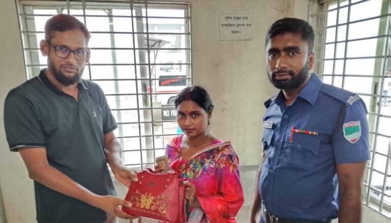 যশোরে ইজিবাইকে ফেলে যাওয়া টাকাসহ মূল্যবান ব্যাগ প্রকৃত মালিকের হাতে ফিরিয়ে দিল হাসপাতালে দায়িত্বরত পুলিশ
