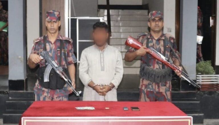 যশোরে ২৩ লাখ টাকার সোনার বারসহ পাচারকারী আটক