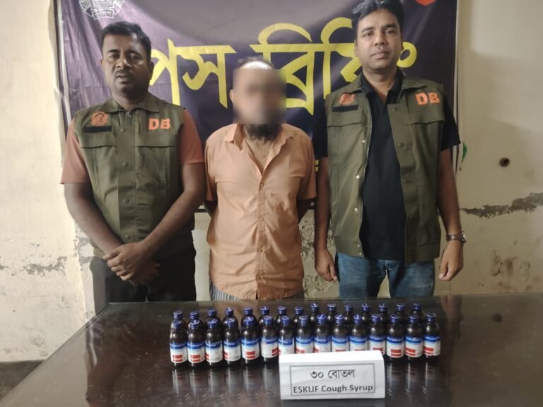 যশোরে ডিবির অভিযানে ৩০ বোতল এসকাফ কফ সিরাপসহ আটক ১