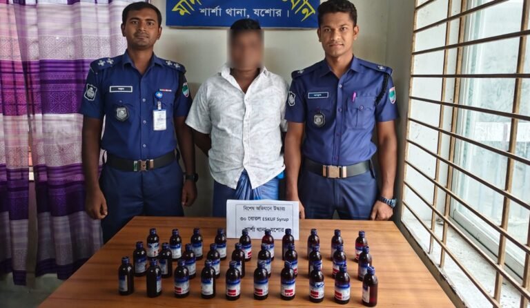 শার্শায় বিশেষ অ/ভি/যা/নে ৩০ বোতল এসকাফ সিরাপসহ আ/টক ১