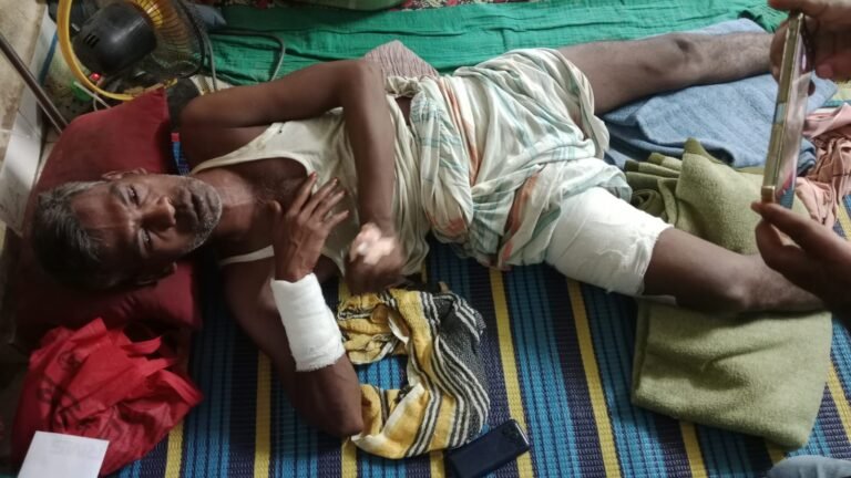 যশোর রেলস্টেশন মাছ বাজারে পূর্ব শ,ত্রু,তা,র জেরে যুবককে কু,পি,য়ে ,জ,খ,ম