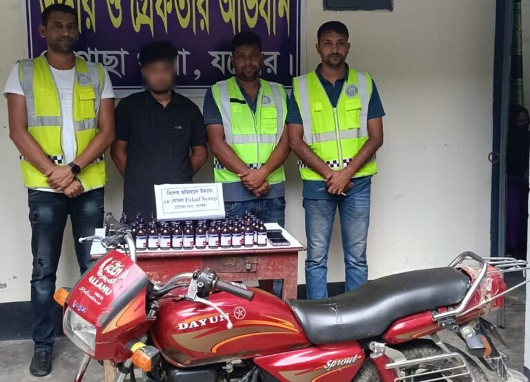 চৌগাছায় ৬৮ বোতল এসকুফ সিরাপসহ যুবক আটক, মোটরসাইকেল জব্দ