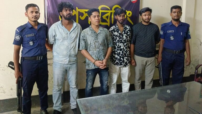 চট্টগ্রামের শীর্ষ সন্ত্রাসী ডেভিড ইমনসহ ৪ জন যশোরে আ/ট/ক