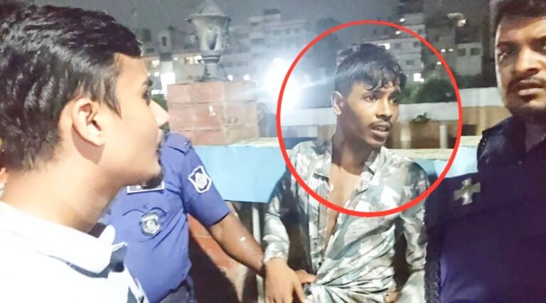 ছিনতাই করে পালাতে নদীতে ঝাঁপ, শেষ রক্ষা হলো না; চাকুসহ আটক যুবক পুলিশের হাতে