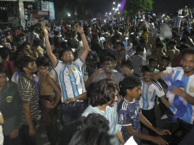 আর্জেন্টিনার রোমাঞ্চকর জয়ে যশোরে মধ্যরাতে সমর্থকদের উল্লাস