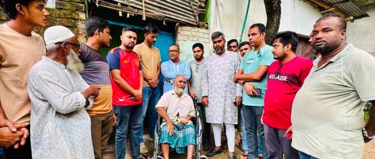 চলাচলে অক্ষম হানিফকে আল মামুন ফাউন্ডেশনের পক্ষ থেকে হুইলচেয়ারর উপহার