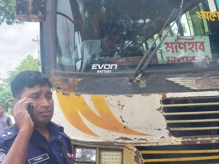 যশোরে বাসচাপায় সাবেক মুক্তিযোদ্ধা কমান্ডার নিহত