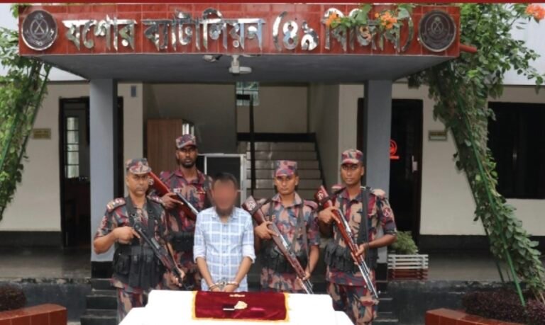 যশোরে এক কোটি টাকার বেশি মূল্যের ৫৩৫ গ্রাম স্বর্ণের বারসহ আটক ১