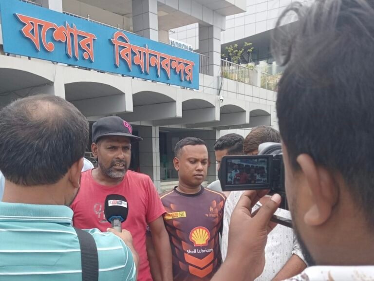 যশোর বিমানবন্দরে ফ্লাইট নিয়মিত চালুর দাবিতে রেন্ট-এ-কার চালকদের দাবি