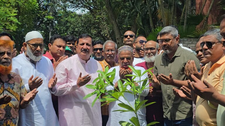 রাজশাহীর পদ্মা আবাসিক এলাকায় গাছের চারা রোপণ করলেন ভূমিমন্ত্রী মিনু