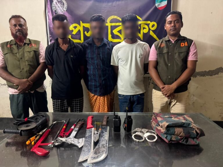 বিজিবির পোশাক পরে ডাকাতি-ছিনতাই, যশোরে ডিবির অভিযানে তিন জন আটক