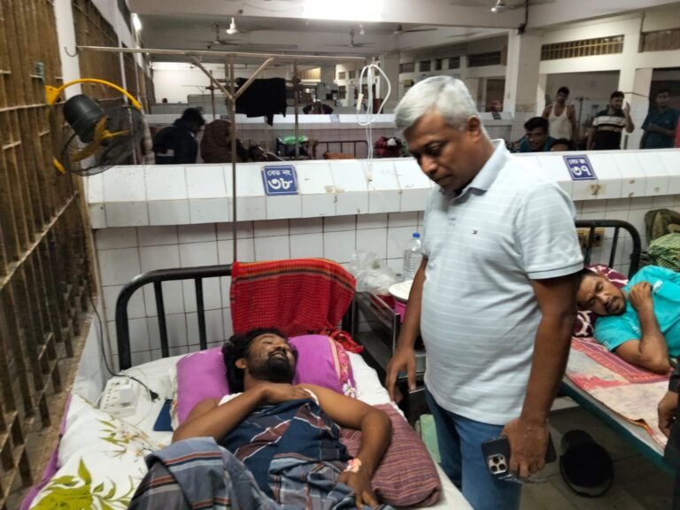 বৈষম্যবিরোধী ছাত্র আন্দোলনের জেলা সমন্বয়ক রাশেদকে হাসপাতালে দেখতে আসেন প্রতিমন্ত্রী অনিন্দ্য ইসলাম অমিত