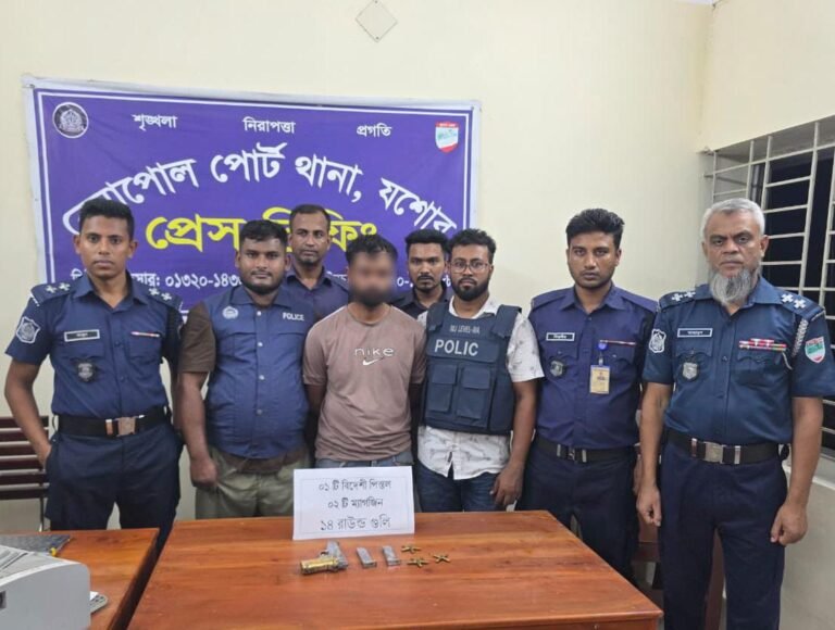 বেনাপোলে বিদেশি পি,স্ত,ল, দুই ম্যা,গা,জি,ন ও ১৪ রা,উ,ন্ড গু,লি,সহ যুবক গ্রে,প্তা,র