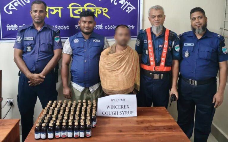 বেনাপোলে ৯৭ বোতল উইনকারেক্স কফ সিরাপসহ যুবক আ,ট,ক