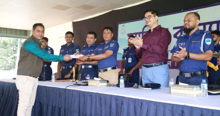 যশোর জেলা পুলিশের মাসিক কল্যাণ সভায় ভালো কাজের স্বীকৃতিস্বরূপ ৪৫ জন পুলিশ ও নন-পুলিশ সদস্যকে পুরস্কৃত