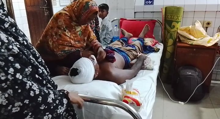 যশোরে যুবদলের কর্মসূচিতে যাওয়ার পথে বিএনপি কর্মীর ওপর হামলা হাসপাতালে ভর্তি