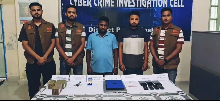 যশোরে অনলাইনে ভু,য়া পরিচয় ব্যবহার করে কোটি টাকার প্র,তা,র,ণা,র সঙ্গে জড়িত একটি চ,ক্রে,র দুই সদস্যকে গ্রে,ফ,তা,র