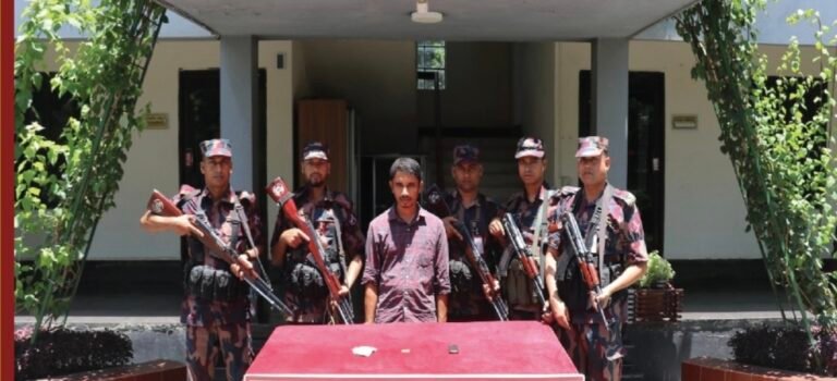 যশোরে ২৫ লাখ টাকার সোনার বারসহ পা,চা,রকা,রী আ,ট,ক