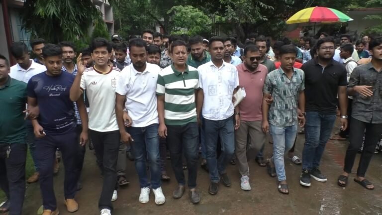 যশোর শিক্ষা বোর্ড সচিবের অপসারণ দাবিতে ছাত্রদলের বিক্ষোভ