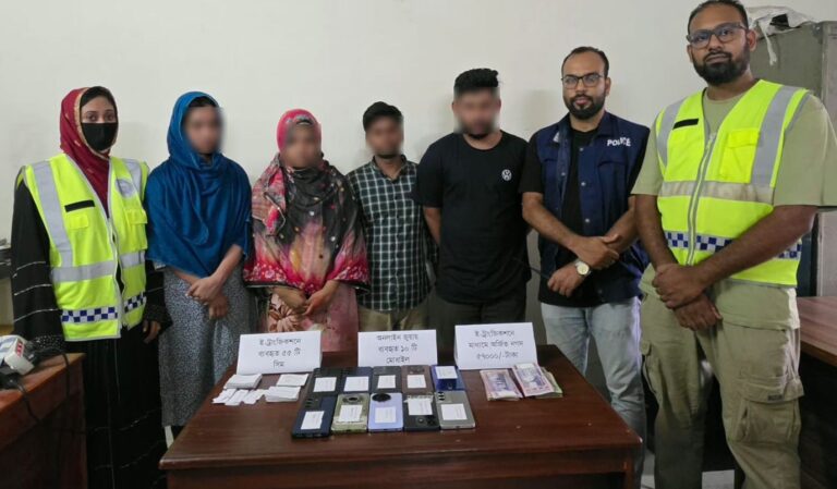 যশোরে অনলাইন জু,য়া পরিচালনার অভিযোগে দুই নারীসহ ৪ জন গ্রে,প্তা,র