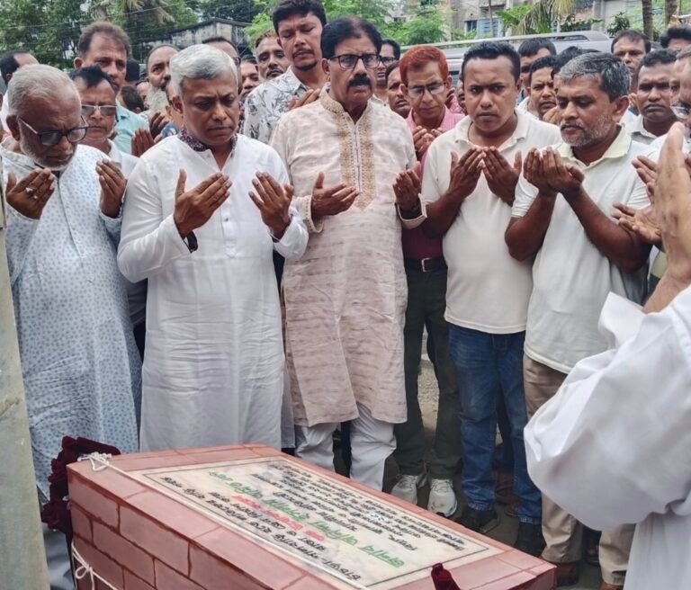 যশোর পৌরসভার ৫ ও ৭ নম্বর ওয়ার্ডে রাস্তা-ড্রেন নির্মাণের উদ্বোধন করলেন অনিন্দ্য ইসলাম অমিত 