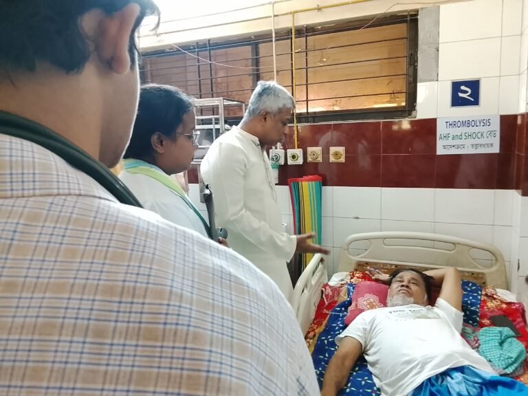 যশোরে হৃদরোগে আক্রান্ত শ্রমিক দলের সাধারণ সম্পাদককে দেখতে হাসপাতালে প্রতিমন্ত্রী অমিত
