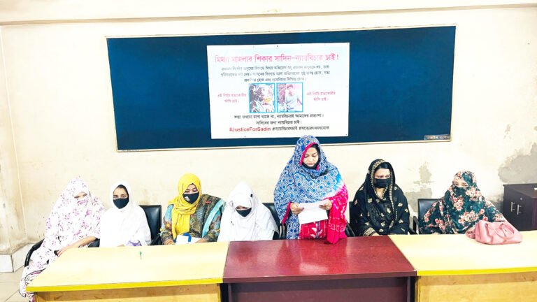 যশোরে কিশোর স্বাধীন হ,ত্যার বিচার ও আসামিদের দ্রুত গ্রে,প্তারের দাবিতে সংবাদ সম্মেলন মায়ের 