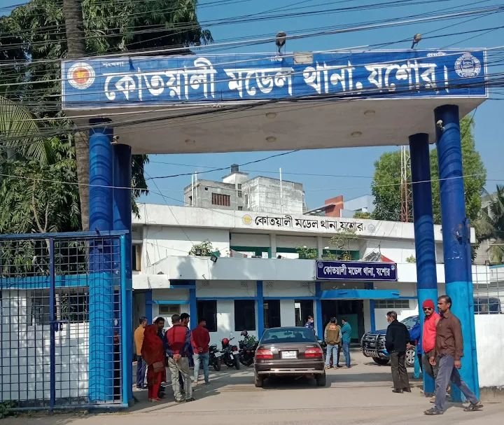 যশোরে জমির বেড়া খুলতে গিয়ে ব্যবসায়ী হেনস্তার শিকার, পুলিশের বিরুদ্ধে অর্থ নেওয়ার অভিযোগ